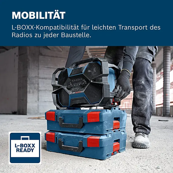 Bosch Professional AMPShare 18V Bluetooth-Lautsprecher GPB 18V-6 C - 18 V, Ohne Akku - Arbeiter setzt blau-schwarzes Bosch Baustellenradio, L-BOXX-kompatibel, auf blaue L-BOXXen zum einfachen Transport zur Baustelle.