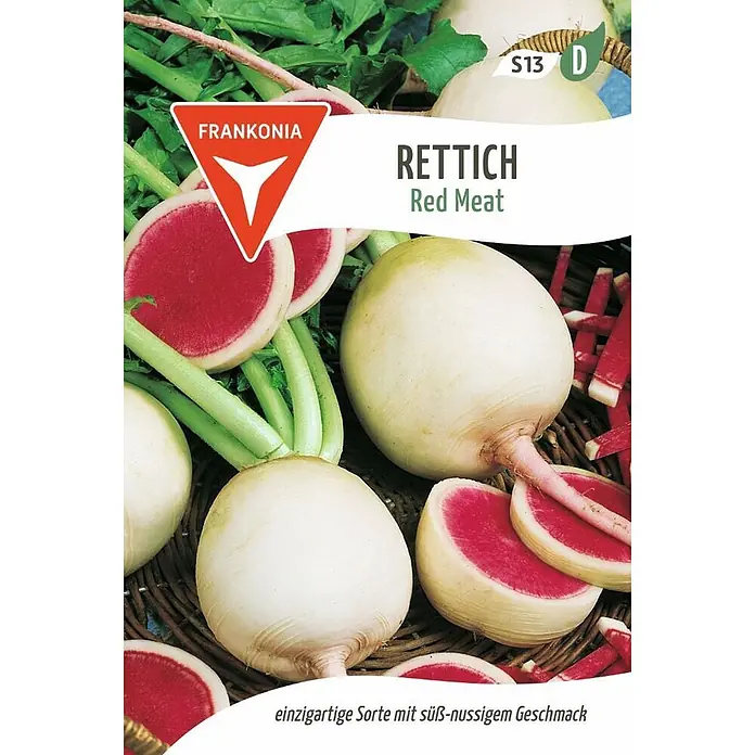 Frankonia Samen Saatgut Rettich, Red Meat - Raphanus sativus - Weißschalige "Red Meat" Rettiche mit leuchtend rotem Fruchtfleisch, teils ganz, teils geschnitten, in einem Weidenkorb mit grünen Blättern.