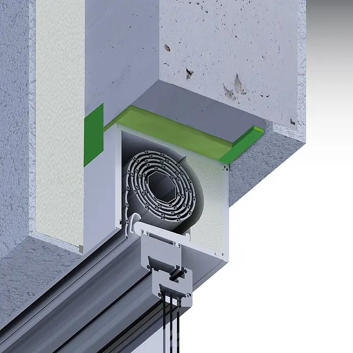 Illbruck Fugendichtband TP670 ML-Tech Pro - Fugenbreite: 6 mm - 18 mm, Fugentiefe: 20 mm, Anthrazit, Länge: 5,3 cm, Passend für: Fenster- und Türenmontage - Schnitt eines integrierten Rollladenkastens mit grauen Lamellen, weißem Kasten und grüner Dämmung in einer Betonwand.