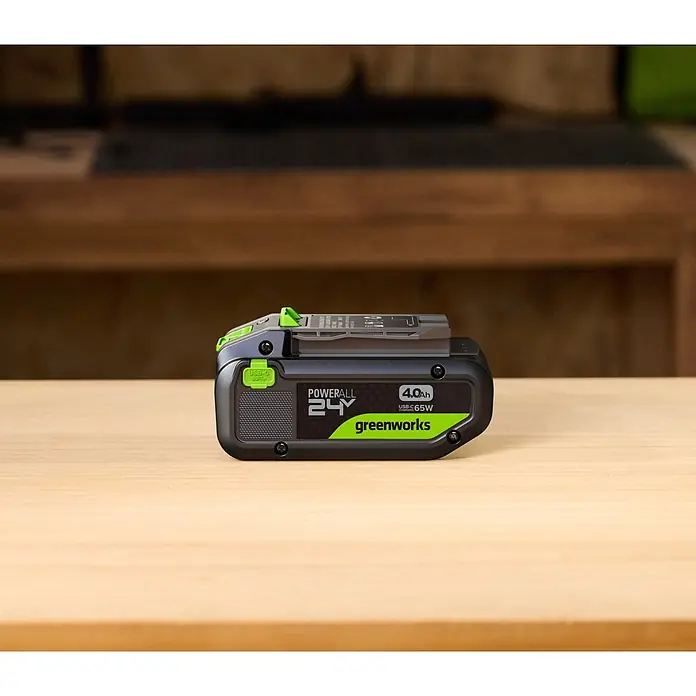 Greenworks Akku & Ladegerät 24V 4 AH, VD - Akkuspannung: 24 V, Li-Ionen, 4 Ah - Eine schwarze Greenworks Powerall 24V 4.0Ah Batterie mit grünen Akzenten und USB-C Ladefunktion auf einem Holztisch.