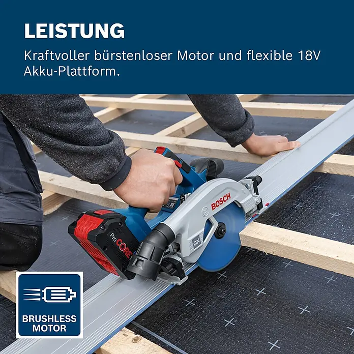 Bosch Professional AMPShare 18V Akku-Handkreissäge Pro Heavy Duty GKS 18V-57-2 GX - 18 V, Ohne Akku, Durchmesser Sägeblatt: 165 mm, 5.000 U/min - Eine Person schneidet mit einer blauen und schwarzen Bosch Akku-Kreissäge und 18V ProCORE Akku ein Holzbrett entlang einer Führungsschiene.