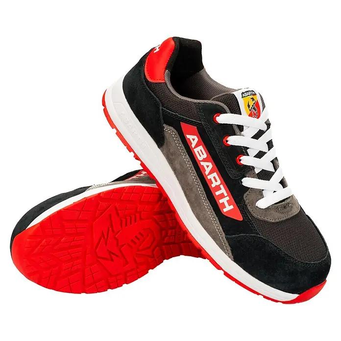 Abarth Zapato bajo de seguridad 595 - 44, Clase de protección según EN ISO 20345: S3, Negro/Rojo - Zapatillas deportivas Abarth negras, grises y rojas con cordones blancos y suelas rojas, inclinadas para mostrar la suela.
