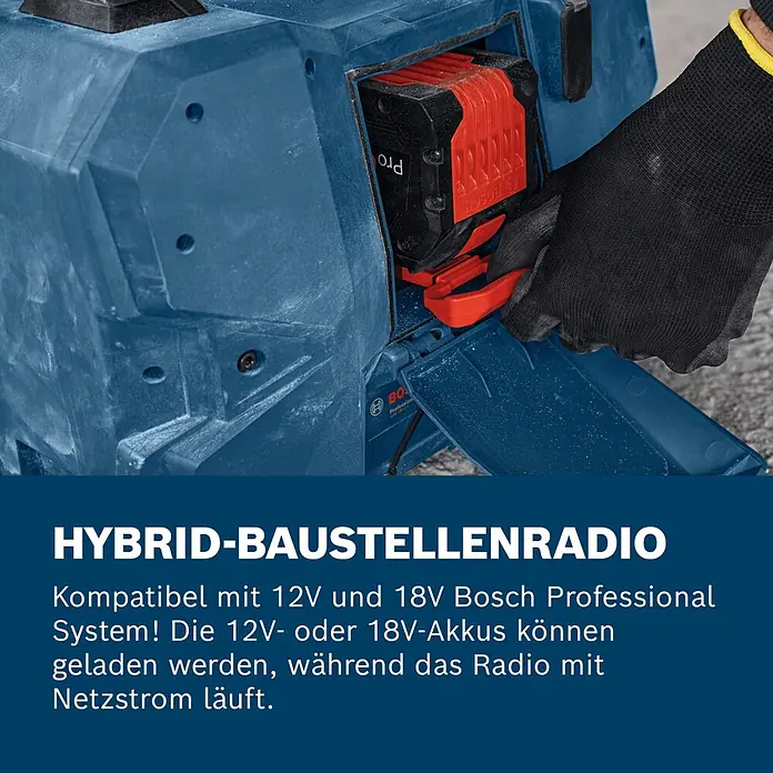 Bosch Professional AMPShare 18V Bluetooth-Lautsprecher GPB 18V-6 C - 18 V, Ohne Akku - Blau-schwarzes Bosch Baustellenradio mit behandschuhter Hand, die einen roten Akkupack einsetzt.