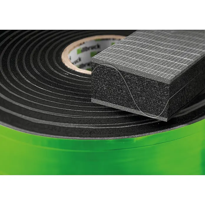 Illbruck Multifunktionsdichtungsband TP654 ML-Tech Pro - Fugenbreite: 6 mm - 15 mm, Fugentiefe: 58 mm, Länge: 6 m, Anthrazit, Passend für: Fenster- und Türenmontage - Rolle schwarzes Schaumdichtband mit detailreichem Querschnitt, der geschichteten Schaum und Gitteroberfläche zeigt.