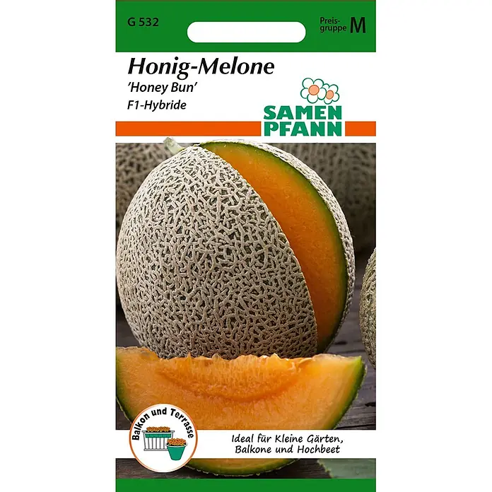 Samen Pfann Saatgut Honig-Melone, Honey Bun F1 - Cucumis melo, 1,6 g - Eine Honigmelone der Sorte 'Honey Bun', angeschnitten mit genetzter Schale und leuchtend orangenem Fruchtfleisch, dazu ein Stück im Vordergrund.