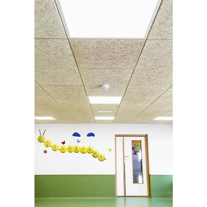 THU Ceiling Solutions Placa para techo Viruta - L x An: 120 x 60 cm, Beige - Vista de una habitación con un techo de paneles de fibra de madera y luces LED, creando iluminación brillante y natural.