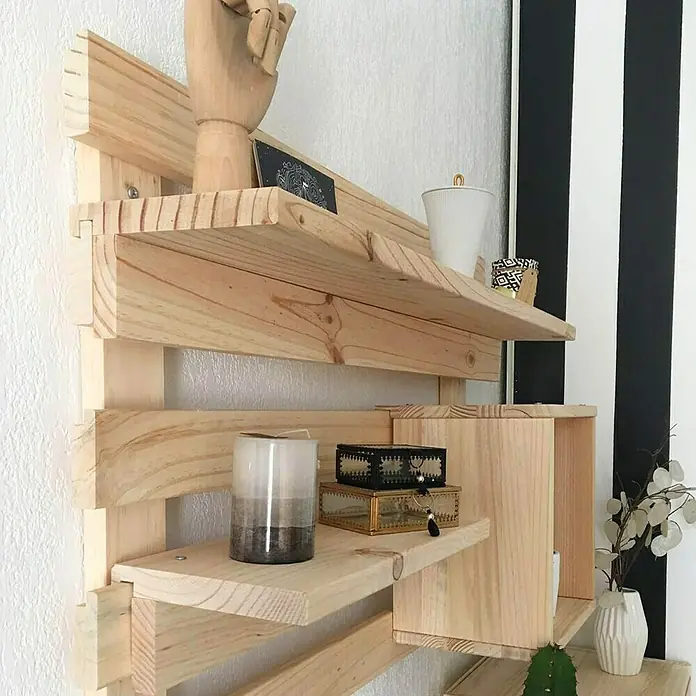Astigarraga Adapter BTADAP.99 - L x B x H: 20 x 9,5 x 5 cm, Kiefernholz - Holzregal an einer weißen Wand mit dekorativen Gegenständen. Ideal für die stilvolle Aufbewahrung kleiner Accessoires im Haus.