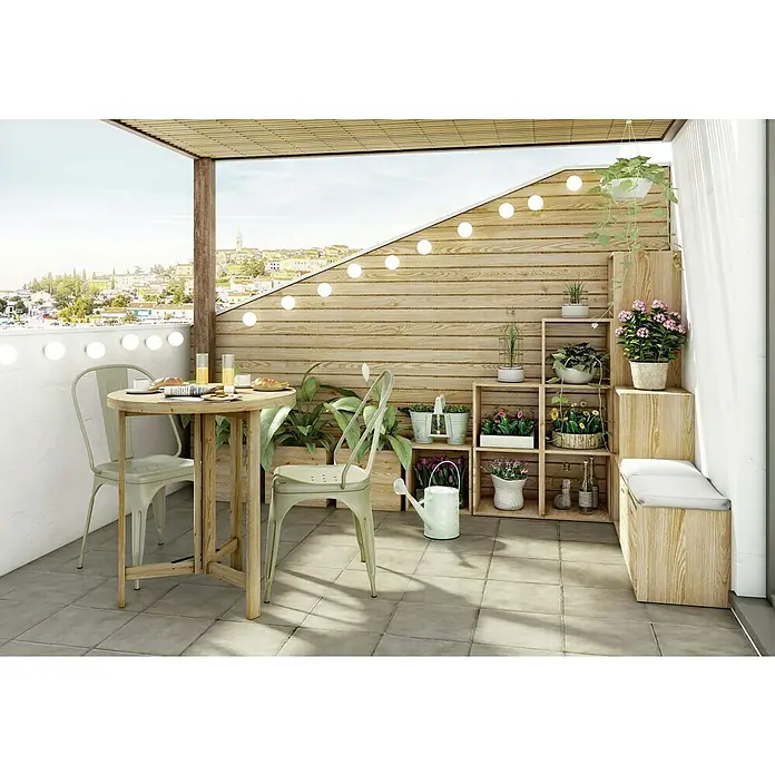 Astigarraga Dinamic Holzregal - H x B x T: 105,4 x 70,8 x 33 cm, Traglast pro Boden: 50 kg, Anzahl Böden: 4 Stk., Schrauben, Natur - Einladende Terrassengestaltung mit Holztisch und Stühlen, umgeben von üppigen Pflanzen und dekorativen Elementen für eine entspannte Atmosphäre.