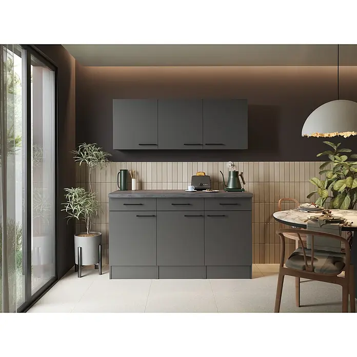 Respekta Oliver Sideboard - Breite: 150 cm, Grau Matt, Mit Oberschrank - Moderne Küche mit dunkelgrauen Schränken, schwarzen Griffen, dunkler Arbeitsplatte und beigefarbenem Fliesenspiegel, ausgestattet mit Toaster und Wasserkocher.