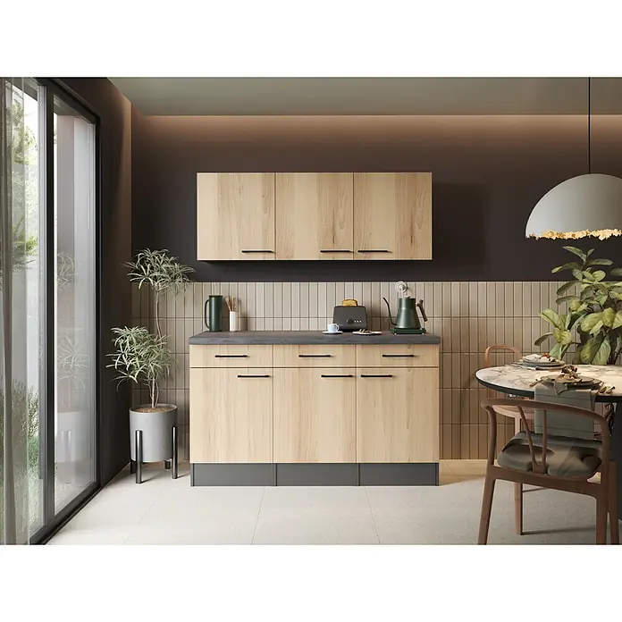 Respekta Oliver Sideboard - Breite: 150 cm, Artisan Eiche, Mit Oberschrank - Helle Holzküchenschränke mit schwarzen Griffen in einer modernen Küche mit gefliestem Spritzschutz und dunklen Wänden.
