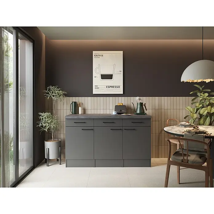 Respekta Oliver Sideboard - Breite: 150 cm, Grau Matt, Ohne Oberschrank - Dunkelgraue Unterschränke mit dunkelgrauer Arbeitsplatte und schwarzen Griffen in einer modernen Küche mit beigen Fliesen.