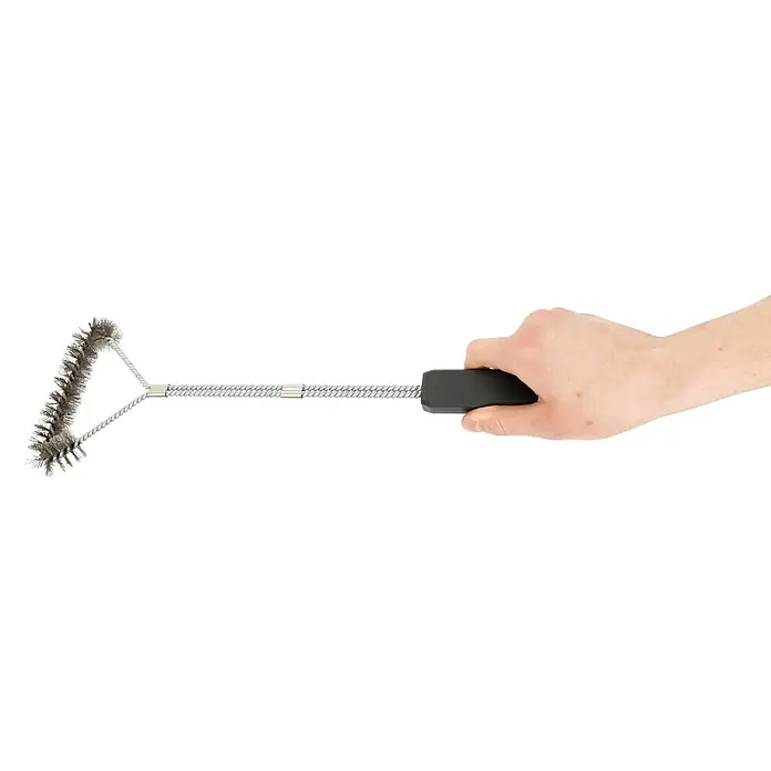 Cozze Grillbürste - Länge: 50 cm - Hand hält eine Grillbürste mit schwarzem Griff und Metallborsten.