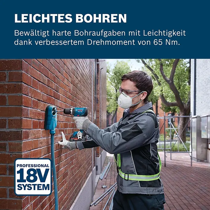 Bosch Professional AMPShare 18V Akku-Schlagbohrschrauber GSB 18V-65 - 18 V, Ohne Akku, 63 Nm, Ohne Akku, ohne Koffer - Ein Mann bohrt mit einem blauen Bosch 18V Akku-Bohrschrauber und einer Staubabsaugung in eine Ziegelwand.