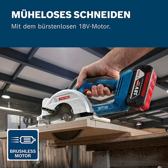 Bosch Professional AMPShare 18V Akku-Handkreissäge GKS 18V-51 - 18 V, Ohne Akku, 5.800 U/min - 6.300 U/min - Eine Person nutzt eine blau-silberne Bosch Akku-Kreissäge mit 18V-Akku zum Schneiden eines Holzbretts, zeigt den bürstenlosen Motor.