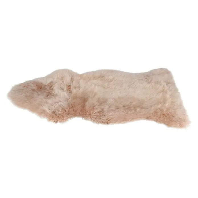 Lammfell - Beige, Länge: 90 cm, 100 % Echtfell - Ein rosafarbener Schaffellteppich liegt auf einem schwarzen Hintergrund und bietet eine weiche und luxuriöse Textur für jeden Raum.