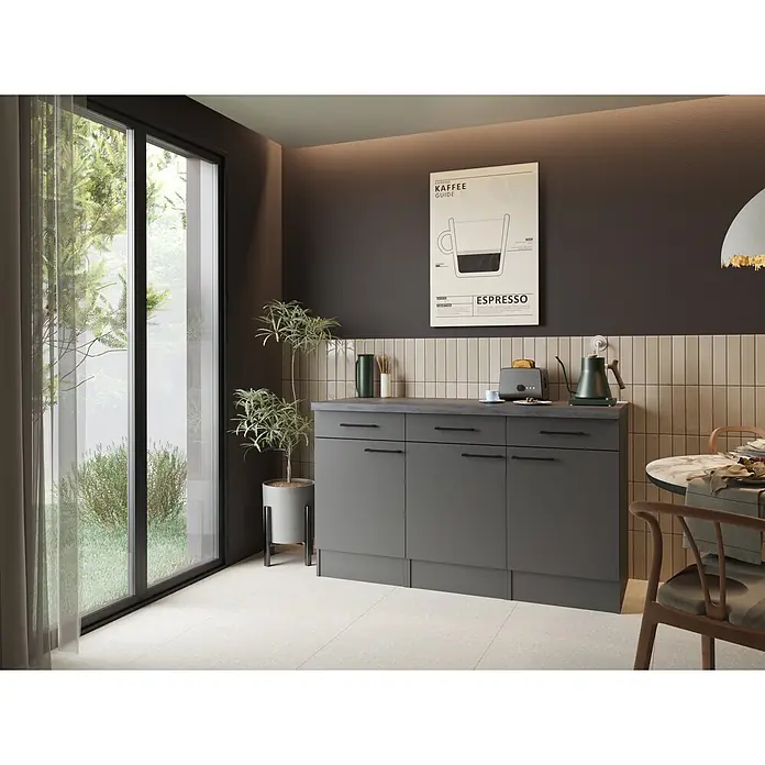 Respekta Oliver Sideboard - Breite: 150 cm, Grau Matt, Ohne Oberschrank - Dunkelgrauer Küchenunterschrank mit Arbeitsplatte und hellem Fliesenspiegel in einer modernen Küche mit Gartenblick.