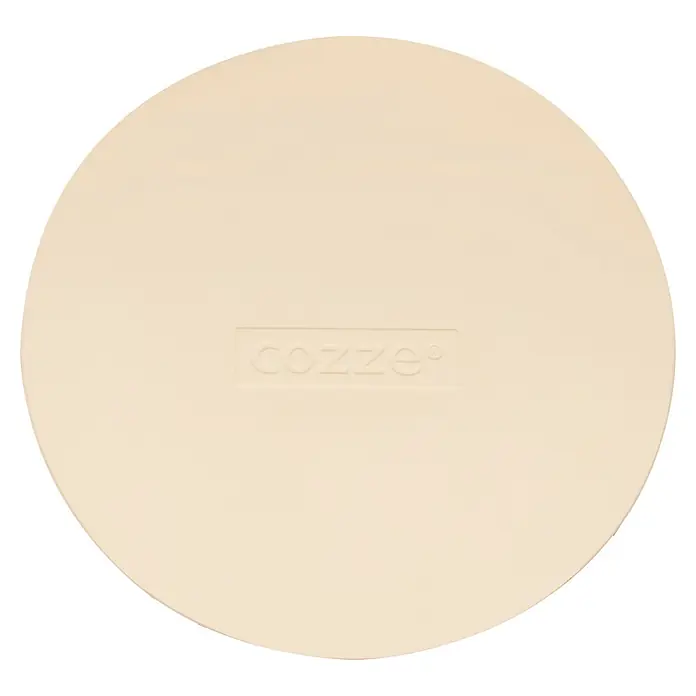 Cozze Pizzastein - Durchmesser: 42,5 cm, Corderit - Cremefarbener runder Deckel mit geprägtem 'cozze®'-Logo.