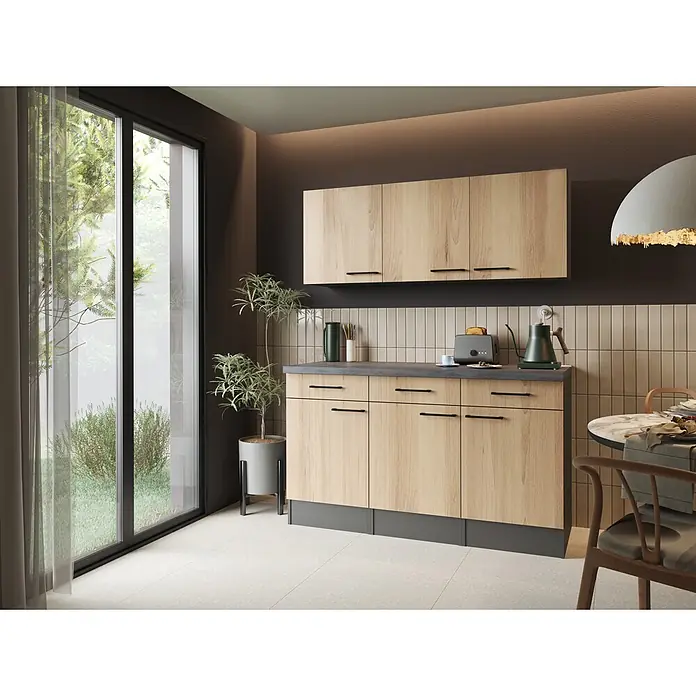 Respekta Oliver Sideboard - Breite: 150 cm, Artisan Eiche, Mit Oberschrank - Moderne Küchenecke mit hellen Holzschränken, dunkelgrauer Arbeitsplatte und beigefarbenen Fliesen, neben einem großen Fenster.