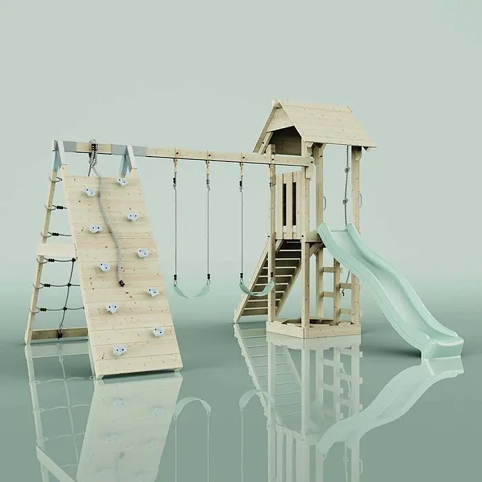 OutdoorToys Klettergerüst Kiruna - Holz, Grün - Hölzernes Outdoor-Spielset mit Kletterwand, Strickleiter, zwei Schaukeln, Turm und hellblauer Rutsche.