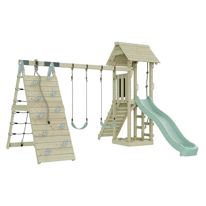 OutdoorToys Klettergerüst Kiruna - Holz, Grün - Holzspielturm mit Kletterwand, Seilleiter, drei Schaukeln, Turm mit Treppe und grüner Rutsche.
