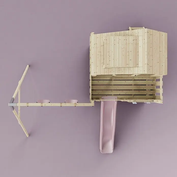 OutdoorToys Klettergerüst Lasse - 399 x 414 x 291 cm, Holz, Rosa - Aufsicht auf ein helles Holzspielhaus mit rosa Rutsche und angeschlossenem Schaukelgestell.