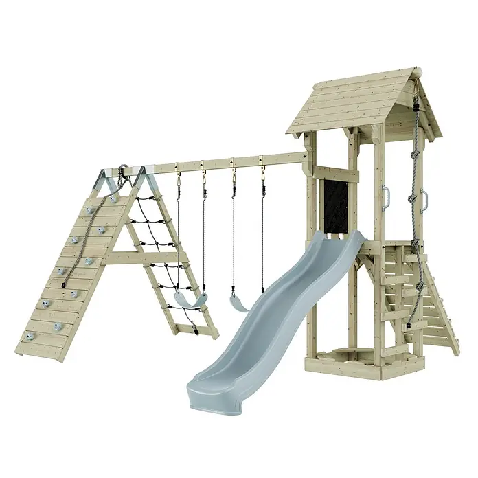 OutdoorToys Klettergerüst Kiruna - Holz, Blau - Hölzernes Spielgerüst mit hellblauer Rutsche, zwei Schaukeln, Kletterwand und Seilnetz, alles aus hellem Holz.