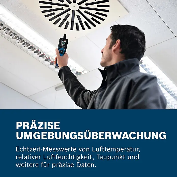 Bosch Thermo-Hygrometer GDH 1-17 - Mit Batterien - Ein Mann misst einen Lüftungsschlitz mit einem schwarz-blauen Bosch-Handgerät, das Temperatur- und Feuchtigkeitswerte anzeigt.