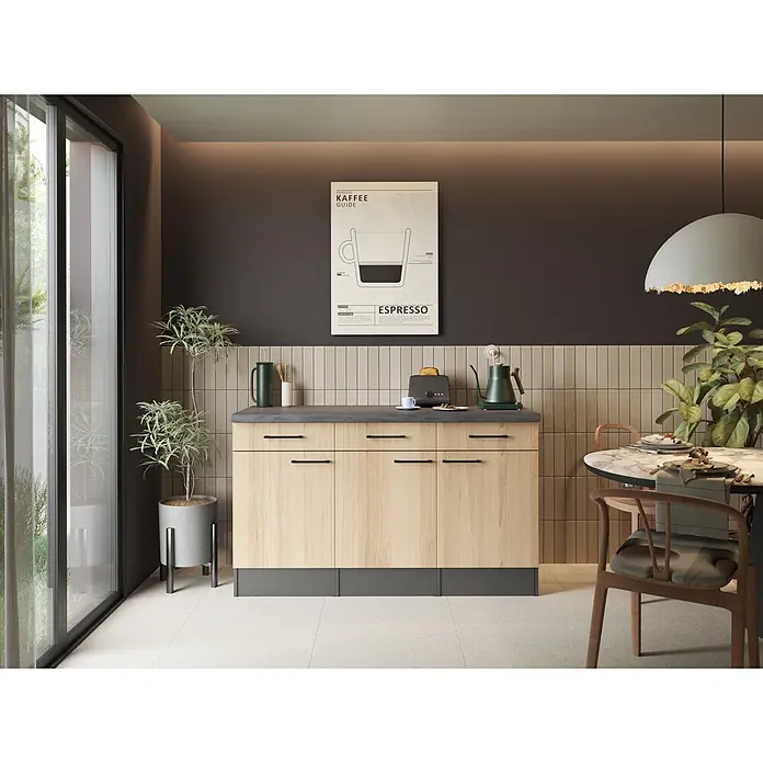 Respekta Oliver Sideboard - Breite: 150 cm, Artisan Eiche, Ohne Oberschrank - Moderne Küchen- und Essbereich mit Holzschränken, dunkler Arbeitsplatte und Küchengeräten, ergänzt durch Pflanzen und Esstisch.