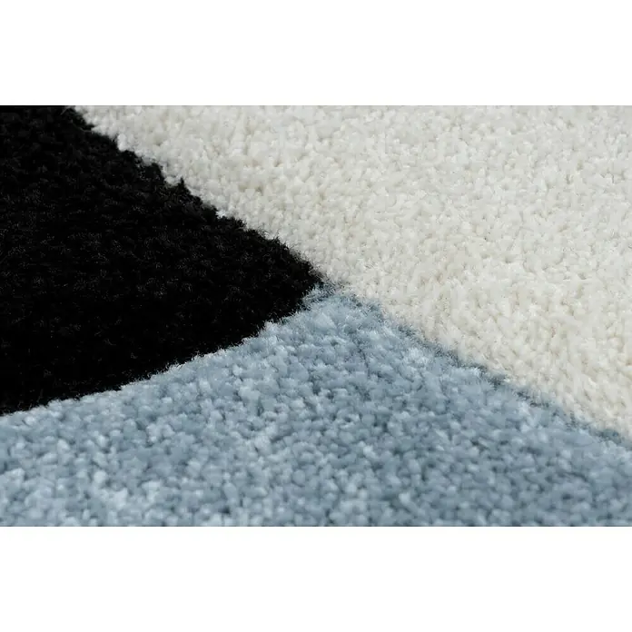 Kayoom Kinderteppich Panda - Blau, 150 x 80 cm, 100 % Polypropylen - Nahaufnahme eines Teppichs mit geometrischen Mustern in Schwarz, Weiß und Blau, der Textur und Design hervorhebt.