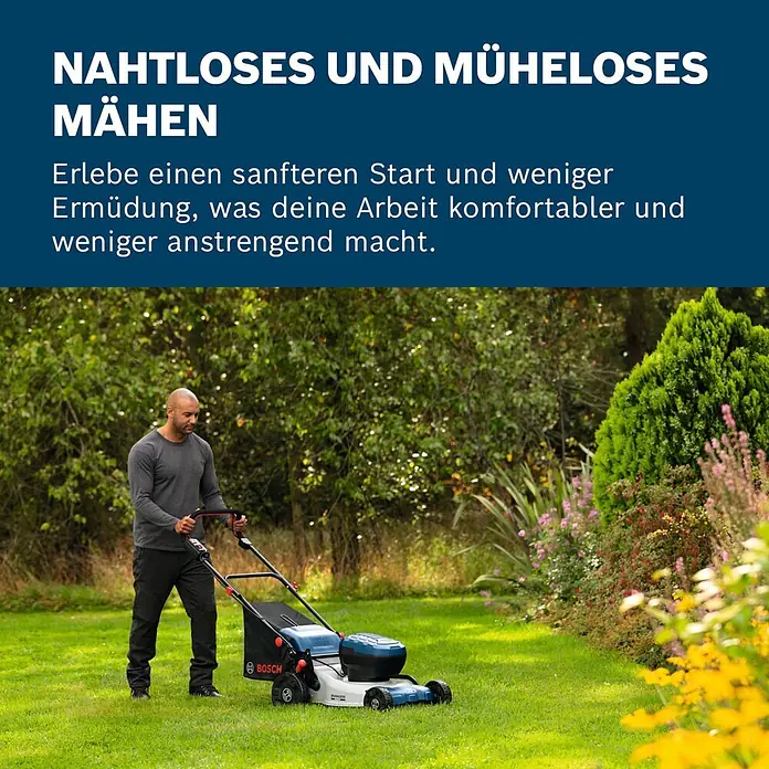 Bosch Professional AMPShare 18V Akku-Rasenmäher GRA18V2-46 SP - Ohne Akku, Schnittbreite: 46 cm - Ein Mann mäht einen grünen Rasen mit einem blau-weißen Bosch Rasenmäher.