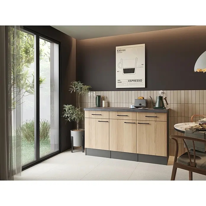 Respekta Oliver Sideboard - Breite: 150 cm, Artisan Eiche, Ohne Oberschrank - Moderne Küchenunterschränke mit hellen Holzfronten, dunklen Griffen und dunkelgrauer Arbeitsplatte, in hellem Raum mit beigem Fliesenspiegel.