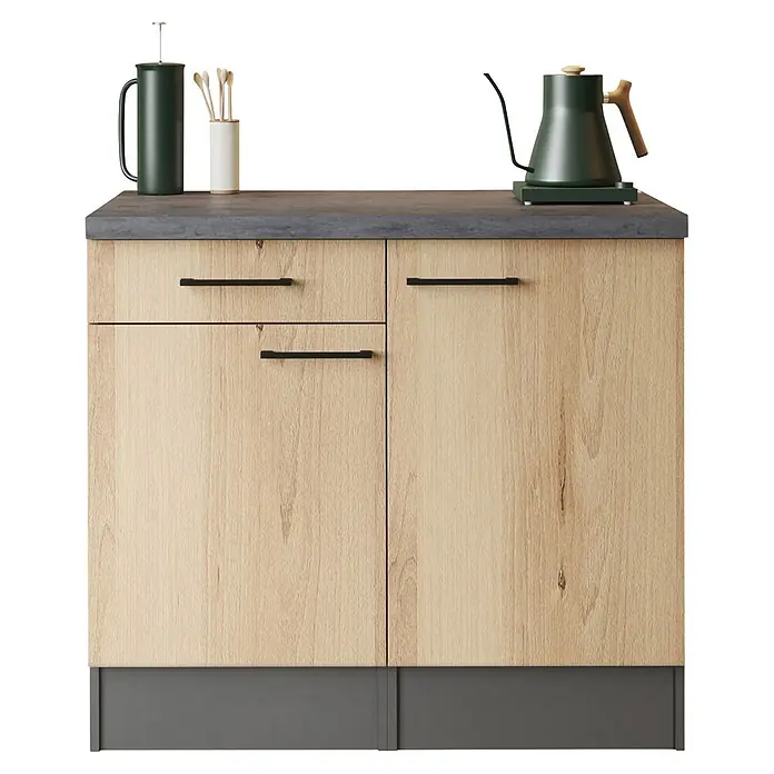 Respekta Buffetschrank - Breite: 100 cm, Artisan Eiche, Ohne Oberschrank - Küchenunterschrank aus hellem Holz mit dunkelgrauer Arbeitsplatte, Kaffeepresse, Utensilienhalter und Schwanenhalskessel.