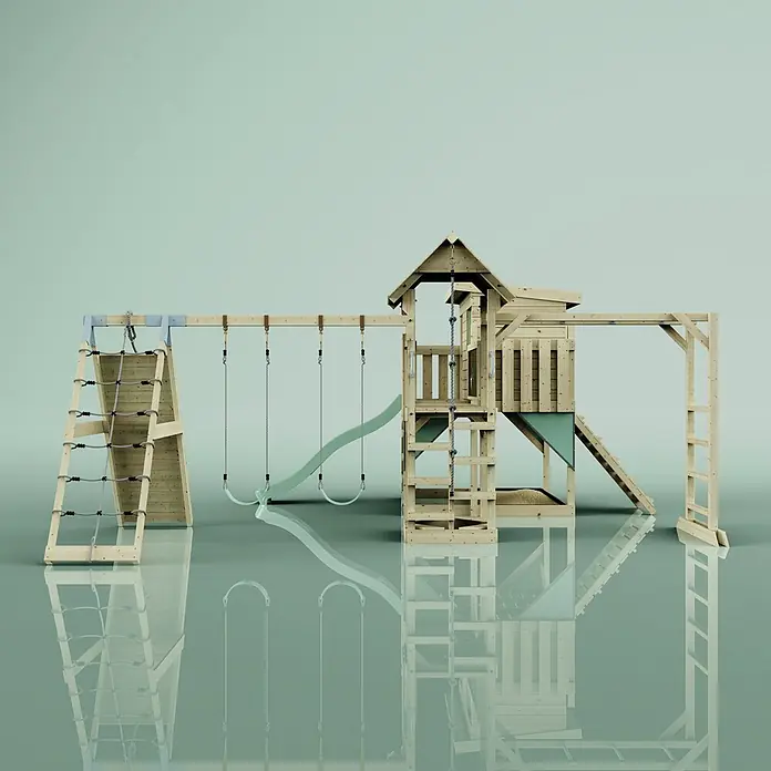 OutdoorToys Kinderspielturm Polarplay Malin - L x B x H: 562 x 503 x 274 cm, Grün - Spielturm aus Holz mit Rutsche, Schaukeln, Kletternetz und Kletterwand in Naturholz mit hellgrünen und blauen Akzenten.