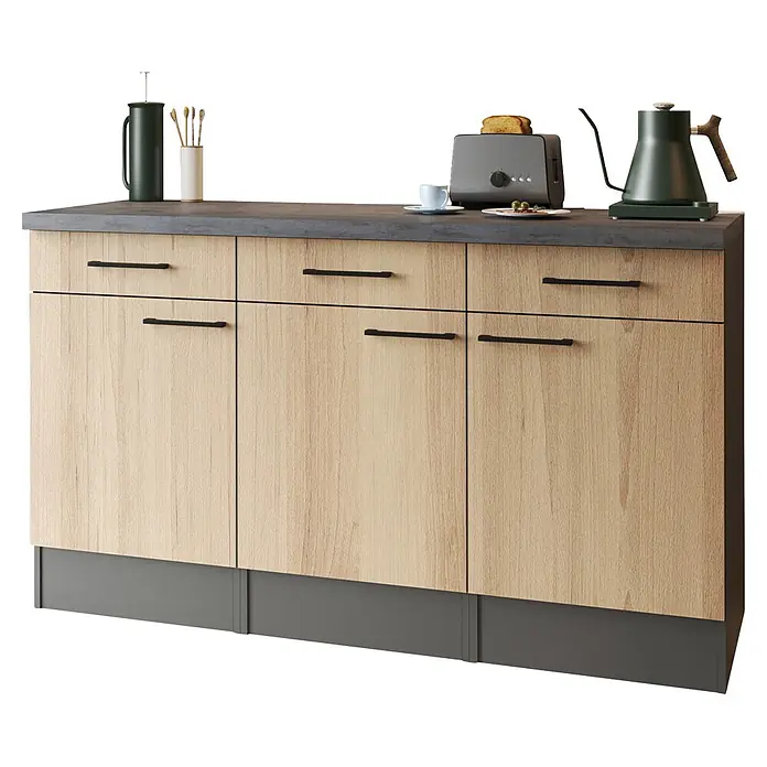 Respekta Oliver Sideboard - Breite: 150 cm, Artisan Eiche, Ohne Oberschrank - Heller Küchenunterschrank aus Holz mit dunkelgrauer Arbeitsplatte, schwarzen Griffen und Geräten wie Toaster und Wasserkocher.