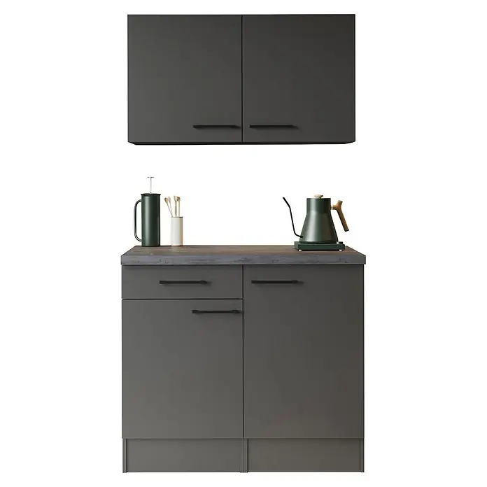 Respekta Buffetschrank - Breite: 100 cm, Grau Matt, Mit Oberschrank - Dunkelgraue Küchenschränke mit grauer Arbeitsplatte, darauf eine grüne French Press, Utensilien und ein grüner Schwanenhalskessel.