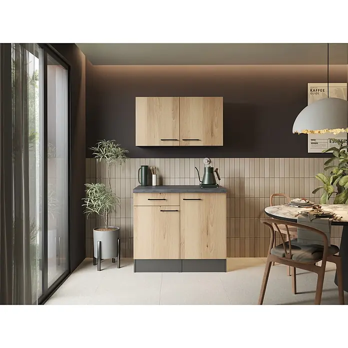 Respekta Buffetschrank - Breite: 100 cm, Artisan Eiche, Mit Oberschrank - Moderne helle Holz-Küchenschränke und dunkle Arbeitsplatte mit beiger Fliesenrückwand im Essbereich.