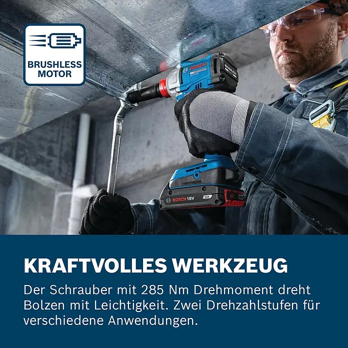 Bosch Professional AMPShare 18V Akku-Drehschlagschrauber GDX 18V-285 - 18 V, Ohne Akku, 285 Nm - Ein Arbeiter verwendet einen blauen Bosch 18V Schlagschrauber mit bürstenlosem Motor, um eine Schraube an einem Metallkanal festzuziehen.