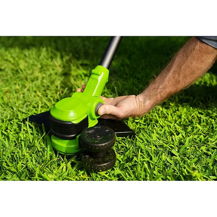 Greenworks Akku-Rasentrimmer 24V BL 30 cm - 24 V, 2 Ah, Li-Ionen, 1 Akku, Schnittbreite Messer: 30 cm, Schnittbreite Faden: 30 cm - Grüner und schwarzer Rasentrimmer, von einer Hand gehalten, bereit zum Grasschneiden.