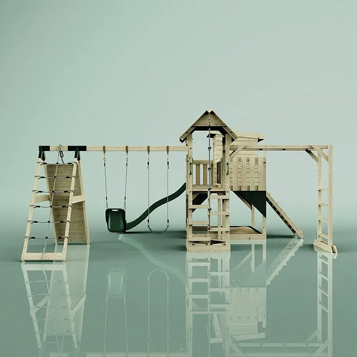 OutdoorToys Kinderspielturm Polarplay Lars - L x B x H: 562 x 503 x 274 cm, Grün - Hölzernes Spielgerät mit Turm, Rutsche, Schaukeln und Kletterelementen, aus hellem Holz mit dunkelgrünen Akzenten.