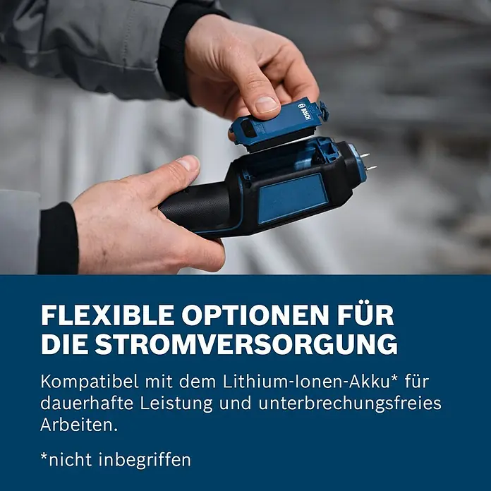 Bosch Feuchtigkeitsmessgerät GMP 2-15 - Messgenauigkeit: Umgebungstemperatur typisch: +/- 1 °C, Mit Batterien - Hände führen einen blauen Bosch-Akku in ein schwarz-blaues Handgerät mit zwei Messsonden ein.