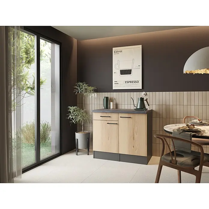 Respekta Buffetschrank - Breite: 100 cm, Artisan Eiche, Ohne Oberschrank - Helles Holzschränkchen mit dunkelgrauer Platte und Sockel, schwarzen Griffen, als Kaffeestation in einer modernen Küche.