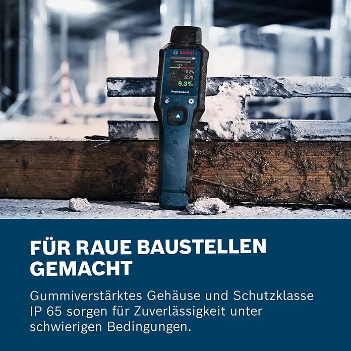 Bosch Feuchtigkeitsmessgerät GMP 1-13 - Messgenauigkeit: Umgebungstemperatur typisch: +/- 1 °C, Mit Batterien - Blau-schwarzes, gummiverstärktes Bosch Professional Messgerät im Einsatz auf einer Baustelle.