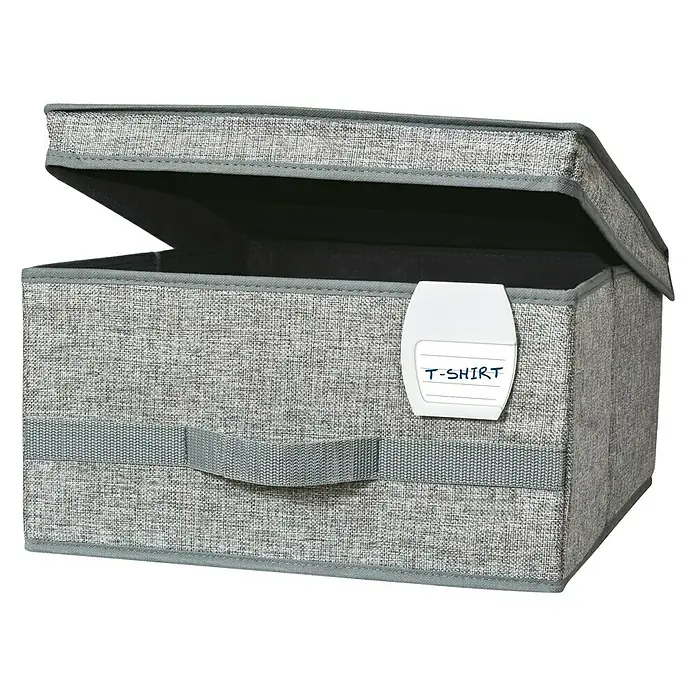 Porta etiquetas - Específico para: Cajas - Caja de almacenamiento de tela con etiqueta "T-Shirt" y tapa abierta para un práctico almacenamiento de textiles y otros artículos.