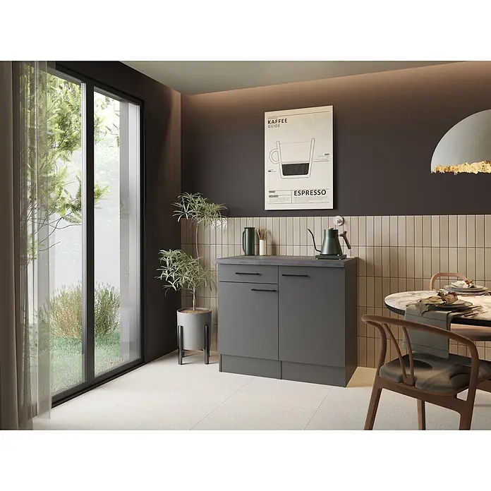 Respekta Buffetschrank - Breite: 100 cm, Grau Matt, Ohne Oberschrank - Dunkelgrauer Unterschrank mit Arbeitsplatte, dient als moderne Kaffeestation in einem stilvollen Küchen-/Essbereich.