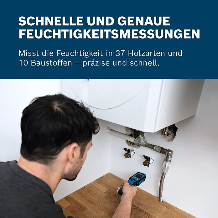 Bosch Feuchtigkeitsmessgerät GMP 1-13 - Messgenauigkeit: Umgebungstemperatur typisch: +/- 1 °C, Mit Batterien - Mann misst mit einem blau-schwarzen Feuchtemessgerät die Feuchtigkeit bei Boiler und Rohren.