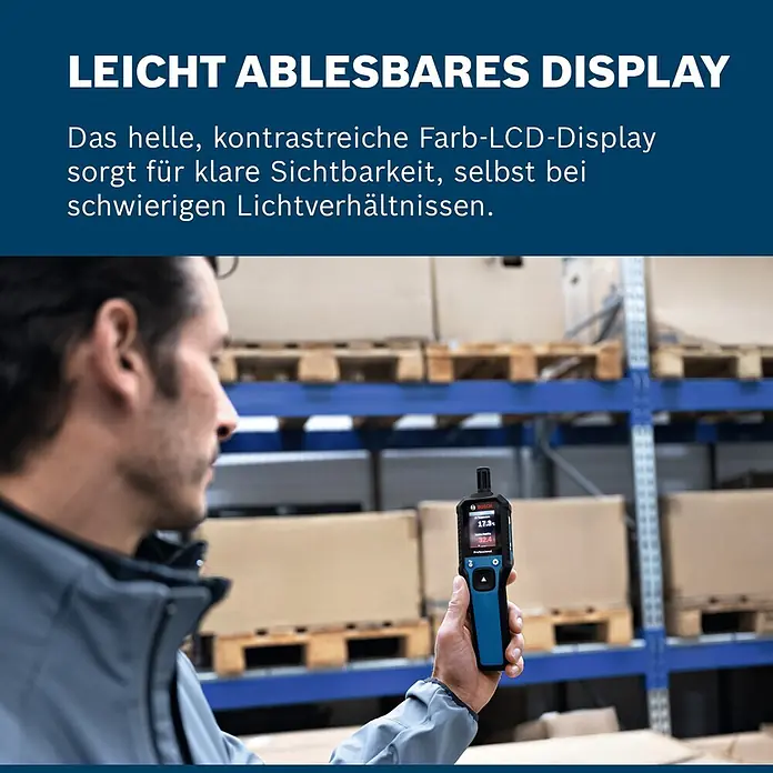 Bosch Thermo-Hygrometer GDH 1-17 - Mit Batterien - Mann im Lager hält ein schwarzes und blaues Bosch Handmessgerät mit hellem Farb-LCD-Display, das Messwerte anzeigt.