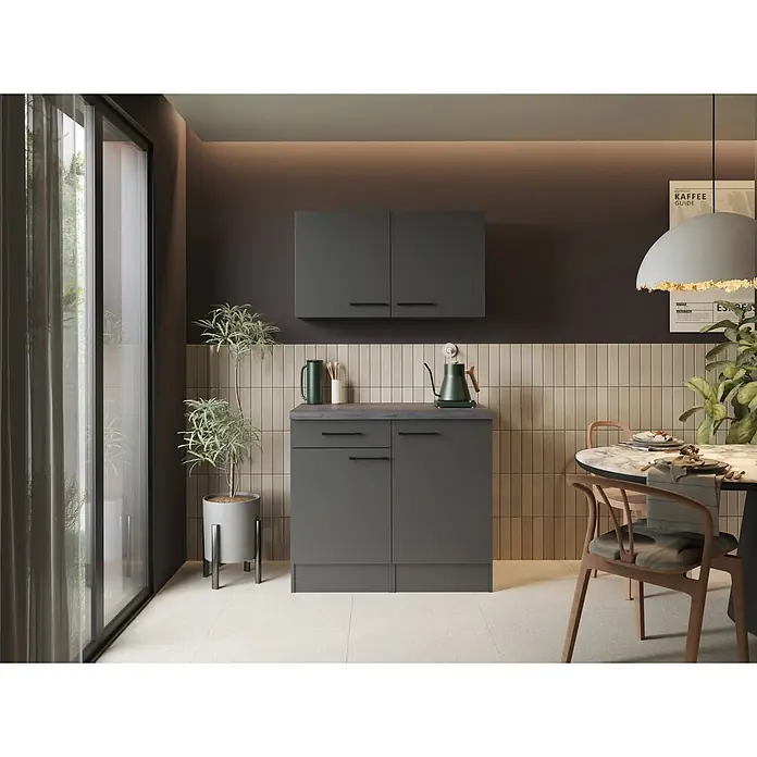 Respekta Buffetschrank - Breite: 100 cm, Grau Matt, Mit Oberschrank - Moderne dunkelgraue Küchenschränke mit grauer Arbeitsplatte und beigem Fliesenspiegel in einem Essbereich mit großem Fenster.