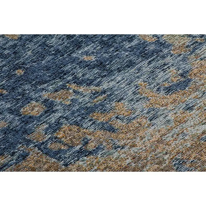 Kayoom Flachgewebeteppich Blaze - Blau/Braun, 230 x 155 cm, 74 % Polyester - Nahaufnahme eines Teppichs mit blauem und goldenem Muster, der eine elegante und gemütliche Atmosphäre schafft.\n