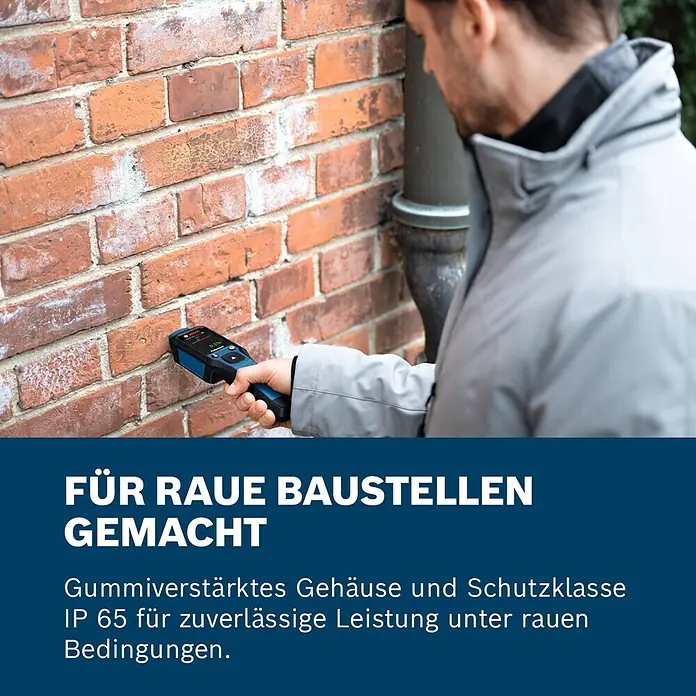 Bosch Feuchtigkeitsmessgerät GMP 2-15 - Messgenauigkeit: Umgebungstemperatur typisch: +/- 1 °C, Mit Batterien - Eine Person nutzt ein blau-schwarzes, gummiverstärktes Messgerät an einer Ziegelwand, ideal für raue Baustellen.
