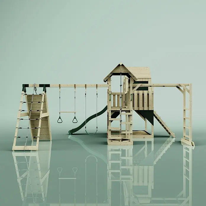 OutdoorToys Kinderspielturm Polarplay Milo - L x B x H: 562 x 503 x 291 cm, Grün - Kinder-Spielplatzanlage aus hellem Holz mit grüner Rutsche, Kletternetz, Schaukeln und Spielhaus.